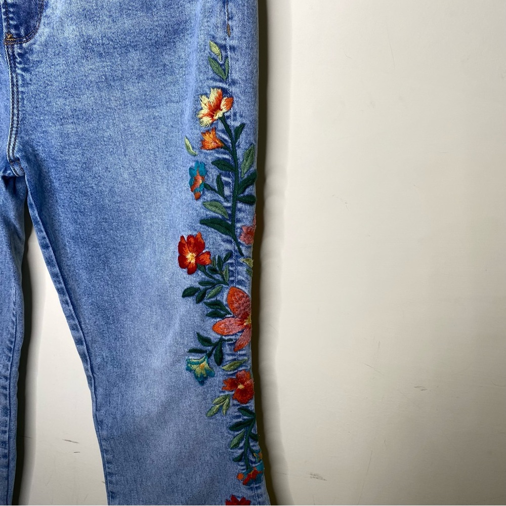 Driftwood Farrah W31 L34 Light Blue Floral Embroidered Jeans w/ alteration hem - Picture 2 of 8